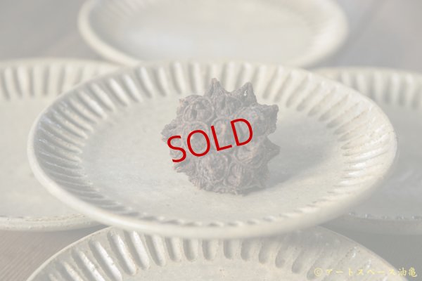 画像2: 益子淳一　灰釉しのぎケーキ皿【アソート作品】