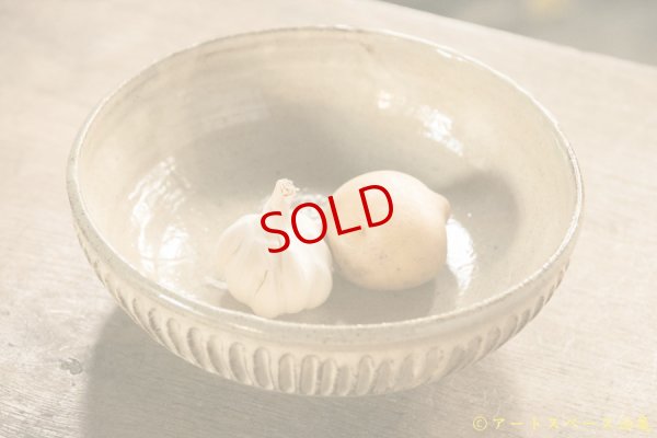 画像1: 益子淳一　粉引しのぎ六寸平鉢【アソート作品】
