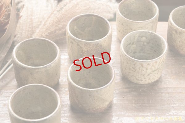 画像2: 馬渡新平　ヒビ粉引き　筒ぐいのみ【アソート作品】