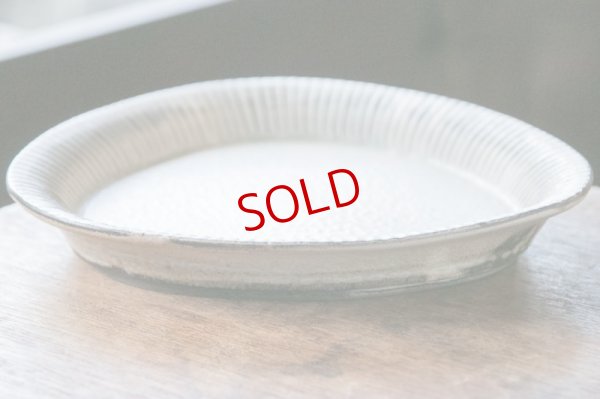 画像11: 小倉夏樹　灰粉引　鎬三角皿　L【アソート作品】