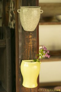大園篤志　壁掛花器　イエロー／墨貫入