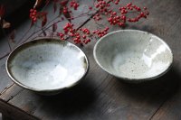 寺村光輔　黄土／並白釉　呉須　5.5寸浅鉢（薪）