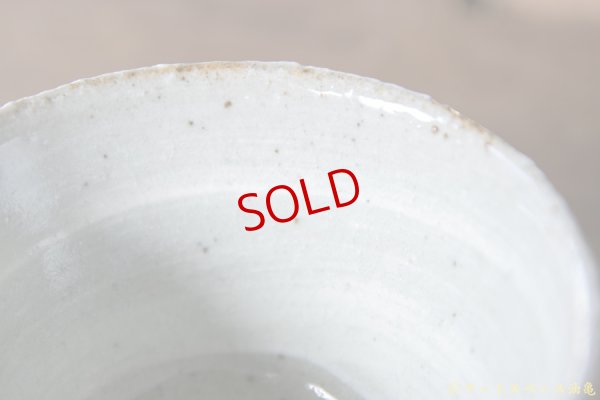 画像8: 寺村光輔　並白釉　猪口（薪） / 地釉　刷毛目　汲み出し（薪）