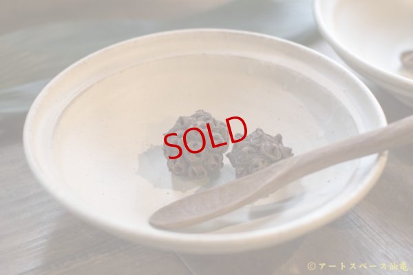 画像2: 八木橋昇　粉引マット　荒土７寸平鉢【アソート作品】