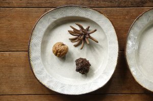 画像: 江口誠基　彫粉引　撫で四方リム深皿【アソート作品】