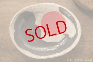 画像: 増田光　赤丸楕円皿　ラッコ
