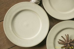 画像: 夏草　マット釉　ベージュ　６寸リム皿【アソート作品】