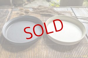 画像: 夏草　マット釉　黒／ベージュ　７．５寸リム深皿【一品作】