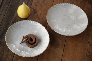 画像: 小倉夏樹　灰粉引　鎬輪花皿7寸【アソート作品】