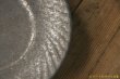 画像3: うつわうたたね　にびいろ　ななめしのぎ皿　６寸【アソート作品】 (3)