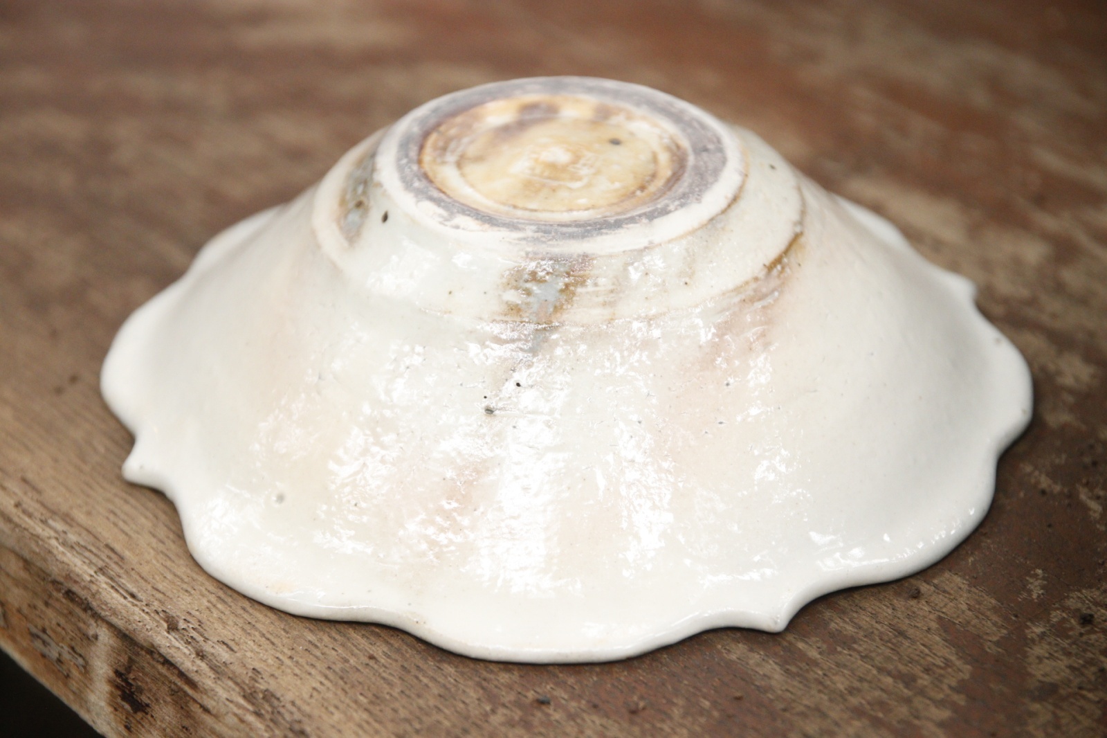 画像7: 古谷浩一　鉄散　彫刻浅鉢　5寸【アソート作品】 (7)