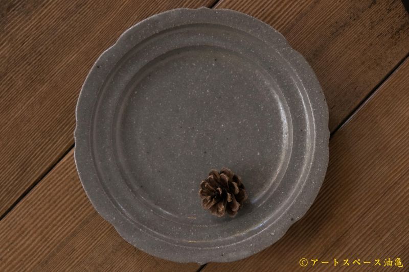 画像1: 古谷浩一　グレー釉　彫刻皿 ５寸【アソート作品】 (1)