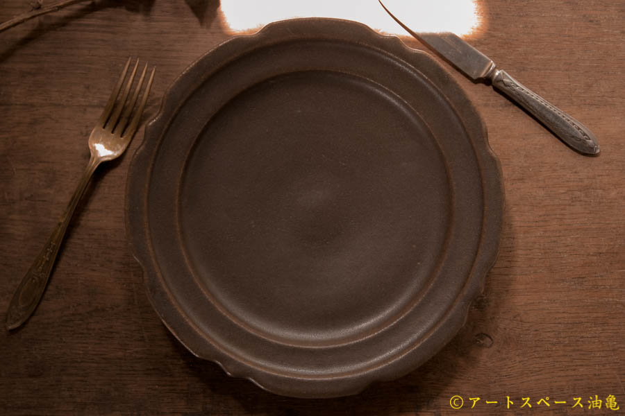 画像1: 古谷浩一　サビ釉　彫刻皿　７寸【アソート作品】 (1)