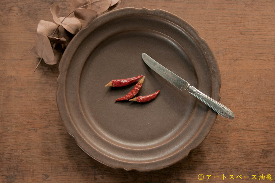 画像1: 古谷浩一　サビ釉　彫刻皿　８寸【アソート作品】 (1)
