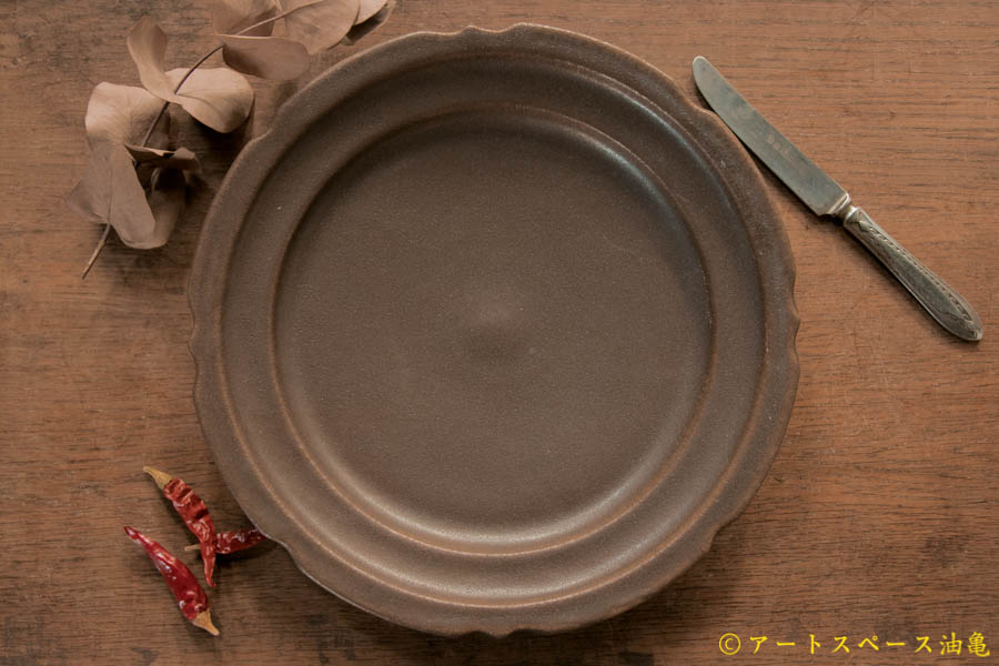 画像2: 古谷浩一　サビ釉　彫刻皿　８寸【アソート作品】 (2)