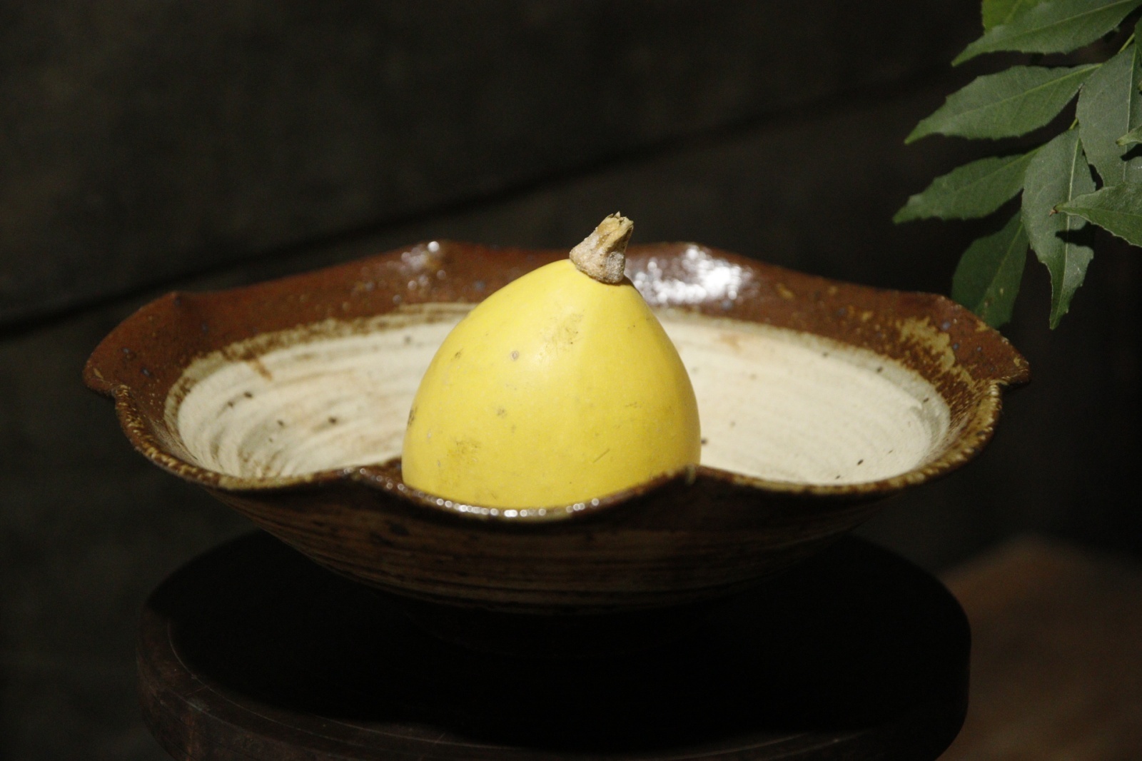 画像2: 古谷浩一　きなり刷毛目　輪花浅鉢　7寸【アソート作品】 (2)