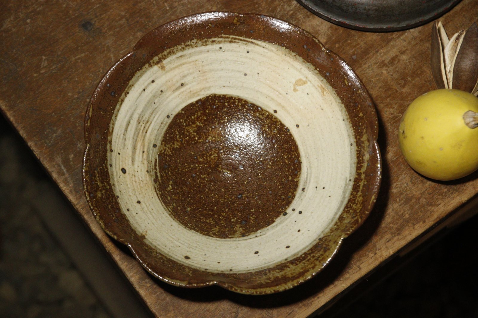 画像1: 古谷浩一　きなり刷毛目　輪花浅鉢　7寸【アソート作品】 (1)