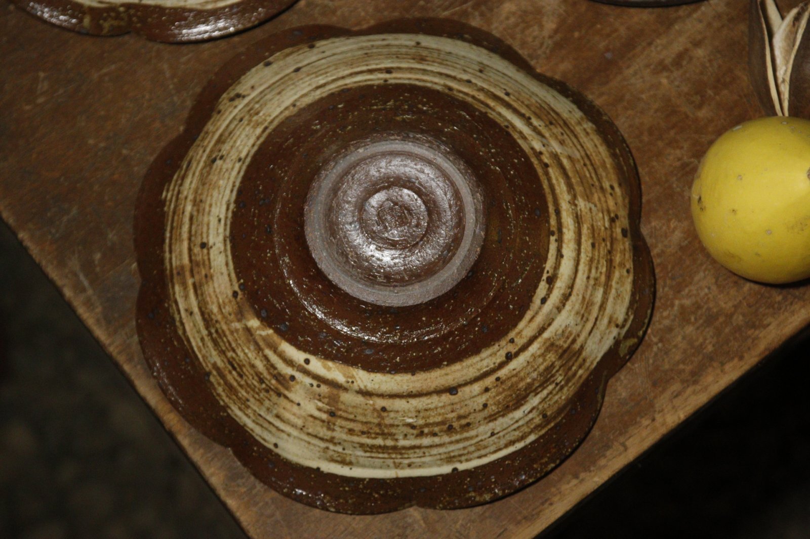 画像5: 古谷浩一　きなり刷毛目　輪花浅鉢　7寸【アソート作品】 (5)