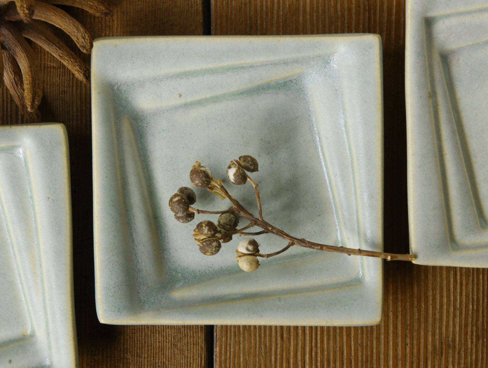 画像1: 夏草　マット釉うす緑　角豆皿【アソート作品】 (1)