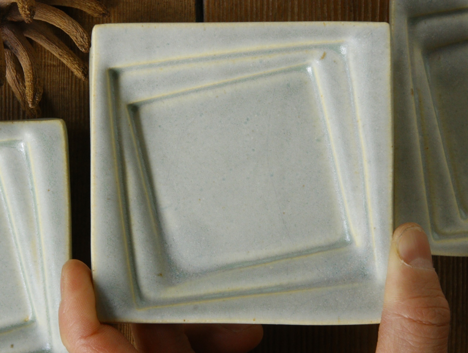 画像2: 夏草　マット釉うす緑　角豆皿【アソート作品】 (2)