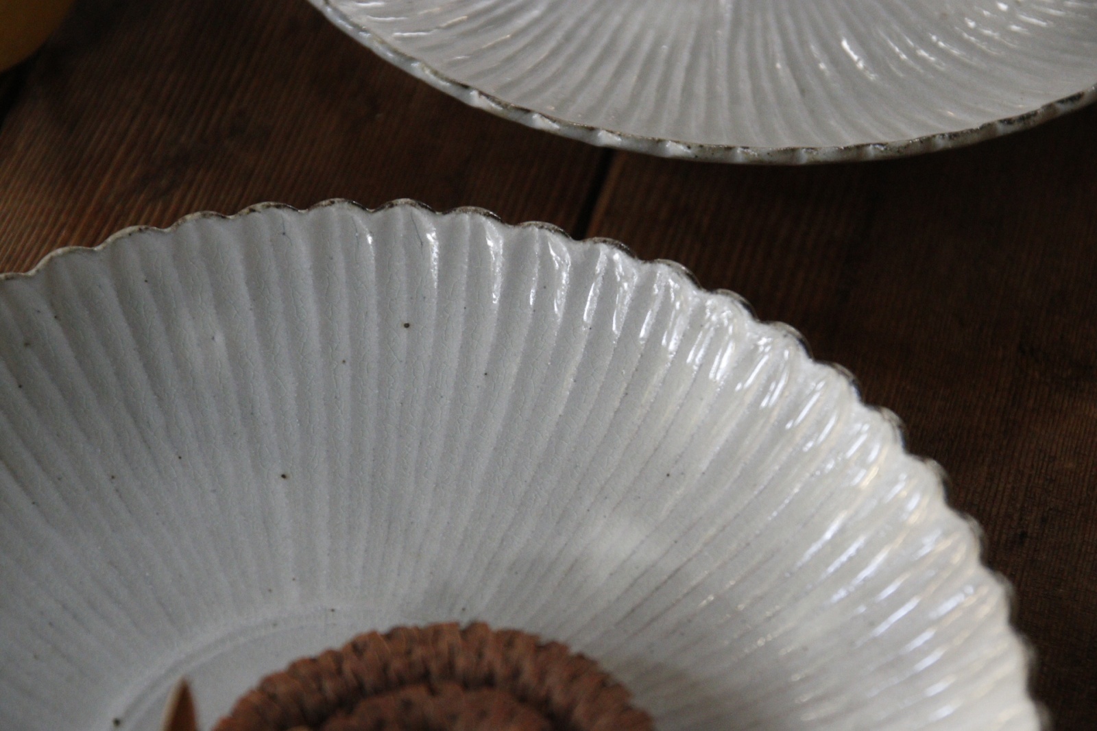 画像6: 小倉夏樹　灰粉引　鎬輪花皿7寸【アソート作品】 (6)