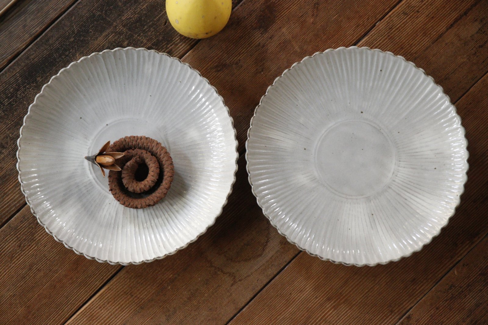 画像2: 小倉夏樹　灰粉引　鎬輪花皿7寸【アソート作品】 (2)