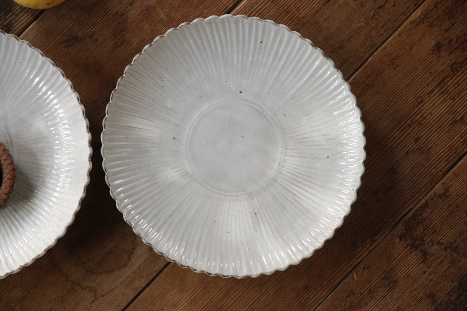 画像4: 小倉夏樹　灰粉引　鎬輪花皿7寸【アソート作品】 (4)