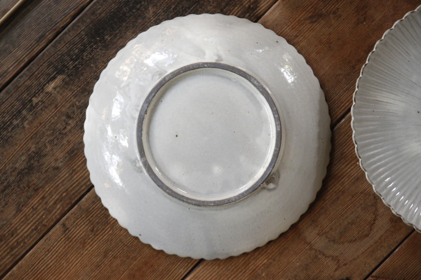 画像7: 小倉夏樹　灰粉引　鎬輪花皿7寸【アソート作品】 (7)