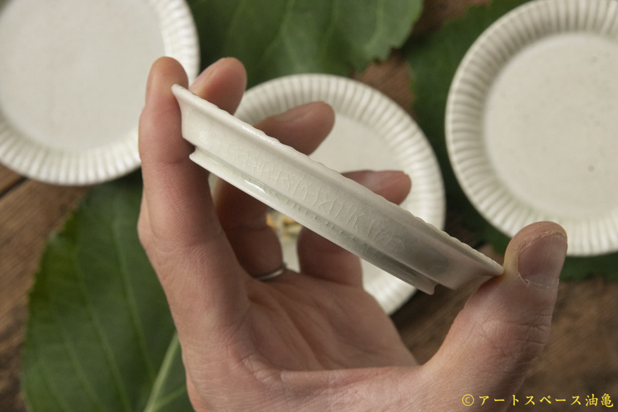 画像3: 小倉夏樹　白瓷　鎬リム平豆皿【アソート作品】 (3)